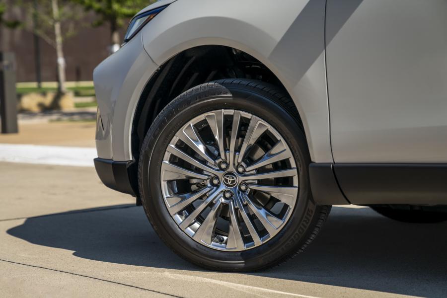 Колеса Toyota Venza Hybrid XLE 2020 года  (фото 31 из 35)